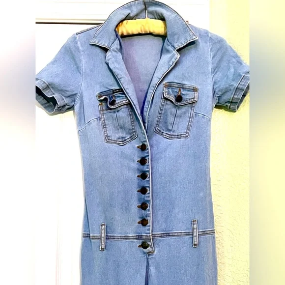 FRANKIE B. Women s Size M Blue Denim Y2K Short Sleeve Button Front Jumpsuit